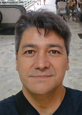 Imagem de um moço pensativo.