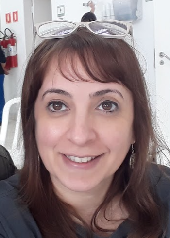 Imagem de uma moça sorrindo.